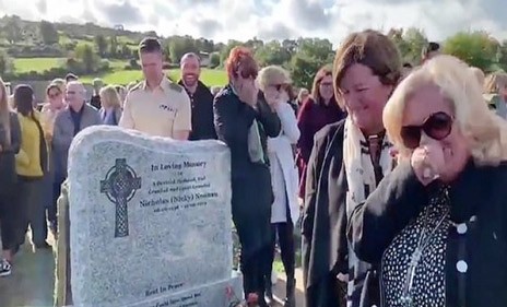 Ακουσαν τη φωνή του την ώρα της κηδείας του και ...ξέσπασαν σε γέλια
