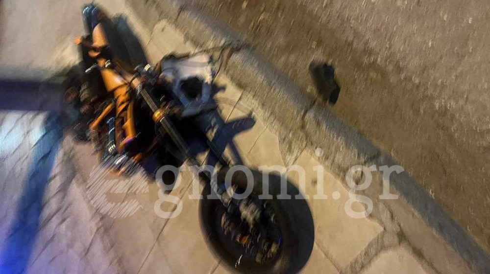 ΧΑΛΚΙΔΑ: Σφοδρή σύγκρουση αυτοκινήτου με μοτοσικλέτα στη λεωφόρο Χαϊνά μπροστά στο γήπεδο