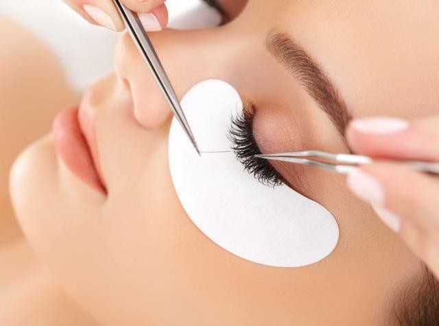 Extension βλεφαρίδων: Οι τεχνικές & τα tips για να διατηρηθούν