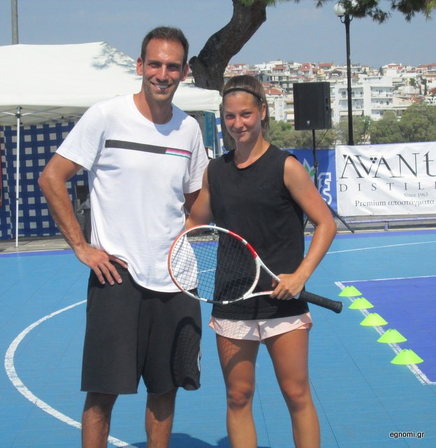 Νεαρή τενίστρια από τη Θεσσαλονίκη έκανε προπόνηση σε γηπεδάκι μπάσκετ της Χαλκίδας