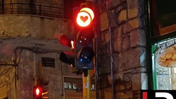 Αγίου Βαλεντίνου: Φανάρια με κόκκινες καρδούλες στη Λαμία για τη γιορτή των ερωτευμένων