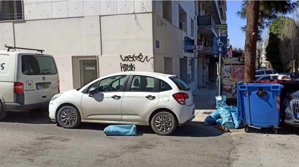 ΧΑΛΚΙΔΑ: Πήρε σβάρνα τα σκουπίδια και πάρκαρε στη διάβαση των αναπήρων