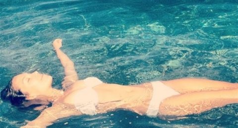 Η Βίκυ κάνει τις βουτιές της στην Εύβοια