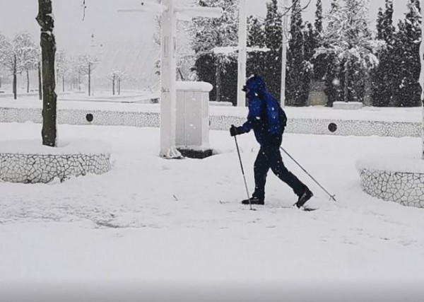 Έβαλε τα χιονοπέδιλα και βγήκε για σκι (VIDEO)