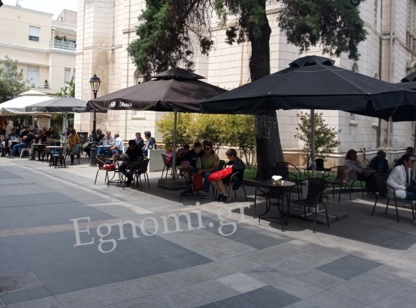 ΧΑΛΚΙΔΑ: Ανοιξαν ξανά τα καταστήματα εστίασης - Υποτονική η ατμόσφαιρα στην Αβάντων