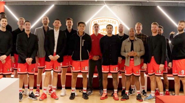 ΟΛΥΜΠΙΑΚΟΣ - ΒΙΝΤΕΟ ΕΠΟΣ: Ο Μπαρτζώκας χαλάει το εορταστικό κλίμα αλλά οι παίκτες του είναι έτοιμοι για όλα!