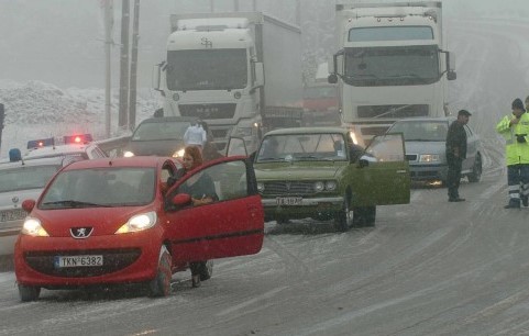 Δεκάδες αυτοκίνητα εγκλωβίστηκαν στη Λαμία από το χιόνι