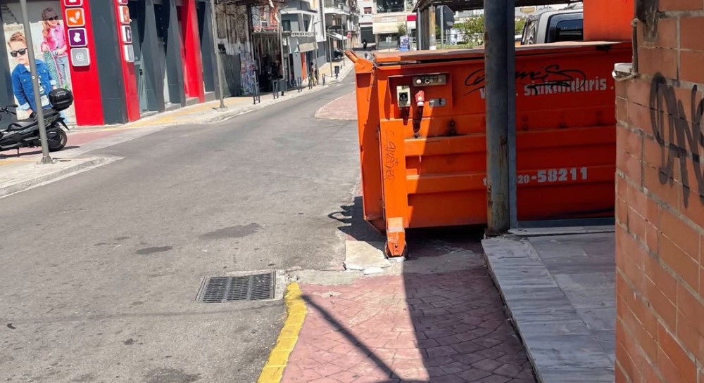 ΧΑΛΚΙΔΑ ΠΛΑΤΕΙΑ ΑΓΟΡΑΣ: Κάδος κλείνει το πεζοδρόμιο