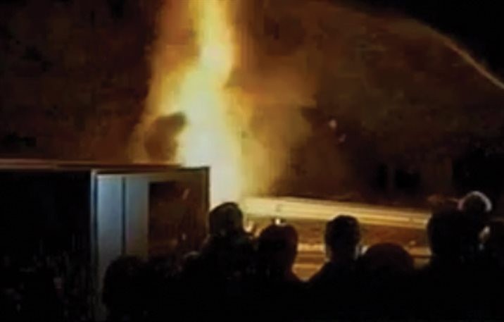 Εβαλαν φωτιά σε κουβούκλιο διοδίων