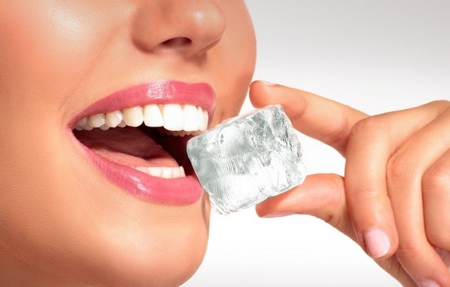 Επιβλαβής η συνήθεια να τρώμε παγάκια