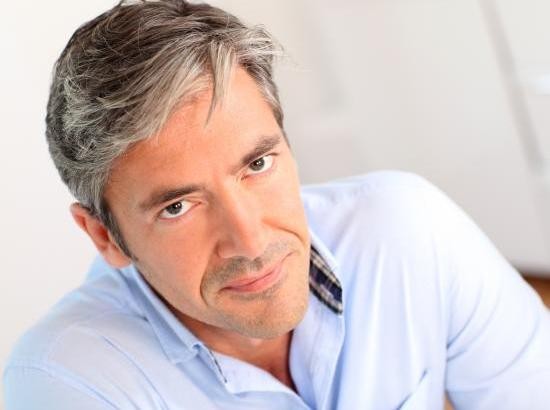 Έτσι θα επιβραδύνετε το γκριζάρισμα των μαλλιών