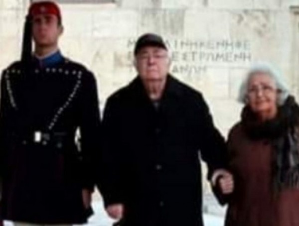 Ζευγάρι ηλικιωμένων έκανε σκοπιά δίπλα στον Εύζωνα-εγγονό