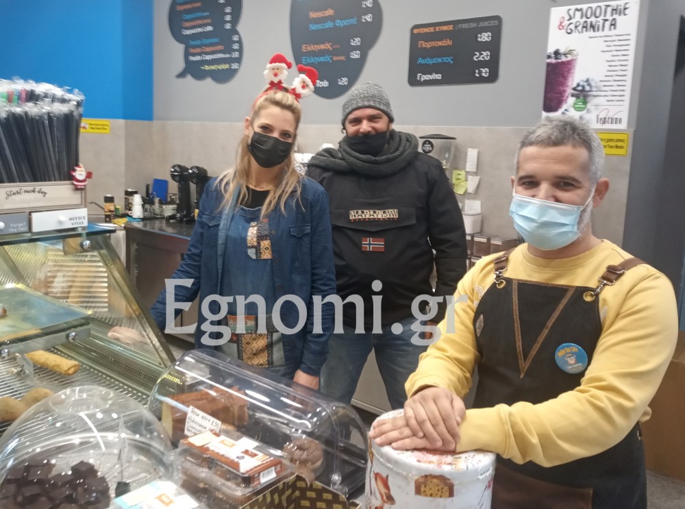 Επιχειρηματίας και εργαζόμενοι κρατούν ψηλά τη γιορτινή διάθεση