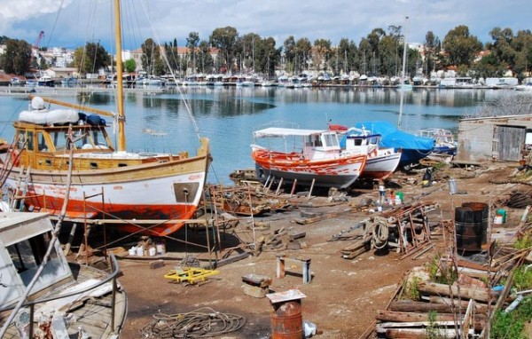ΧΑΛΚΙΔΑ: Άρπαξε φωτιά σε σκάφος στο καρνάγιο της Αγίας Μαρίνας