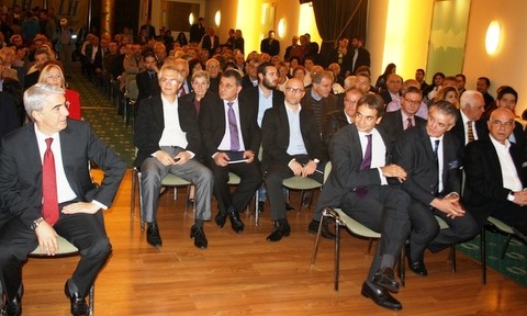 Κοιτιούνται ...πονηρά Σίμος Κεδίκογλου και Κυριάκος Μητσοτάκης