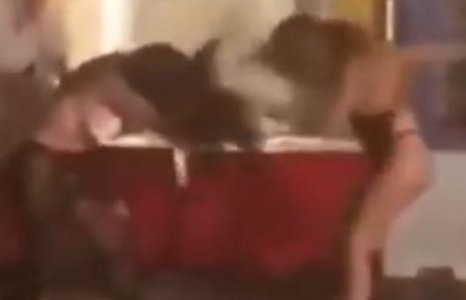 Αγριο ξύλο με γροθιές και κλωτσιές μεταξύ γυναικών στη Μύκονο (VIDEO)