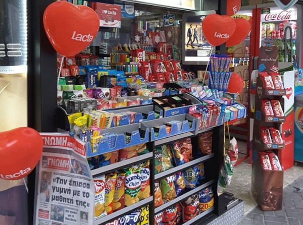 Η ΓΝΩΜΗ περικυκλωμένη από καρδιές με ένα πρωτοσέλιδο που ...καίει