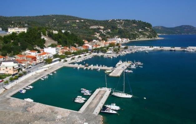 ΚΥΜΗ: Βυθίστηκε σκάφος μέσα στο λιμάνι το μεσημέρι του Σαββάτου