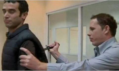 Δημοσιογράφος τέσταρε γιλέκο των ειδικών δυνάμεων και κατέληξε μαχαιρωμένος (VIDEO)