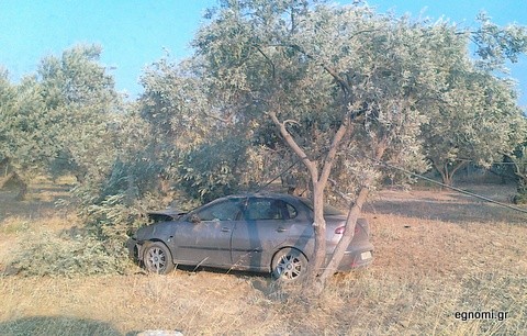 Μέσα στα χωράφια κατέληξαν δύο αυτοκίνητα (φωτό)