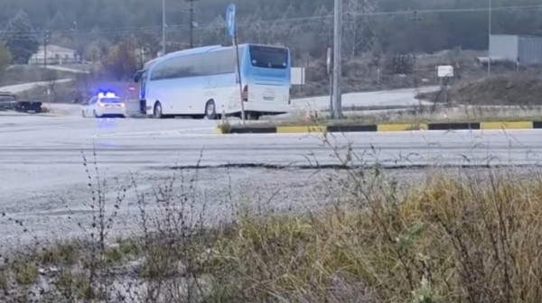 Εξετράπη λεωφορείο με εργαζόμενους της ΔΕΗ - Ο οδηγός πέθανε στο τιμόνι από ανακοπή