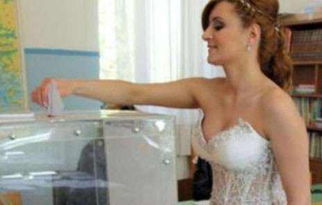 Πήγε στην κάλπη με νυφικό