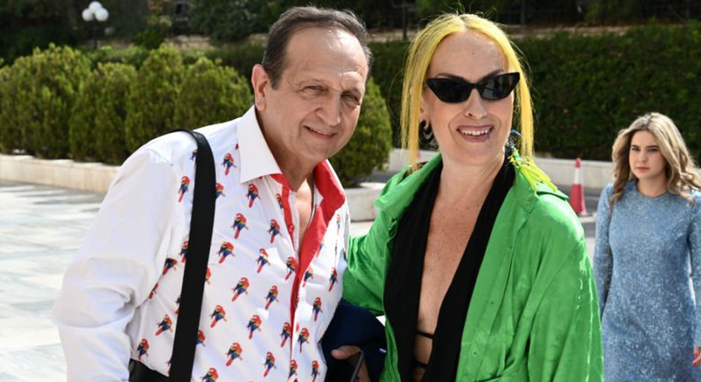 ΣΠΥΡΟΣ ΜΠΙΜΠΙΛΑΣ: Φόρεσε πουκάμισο με παπαγάλους και ορκίστηκε βουλευτής