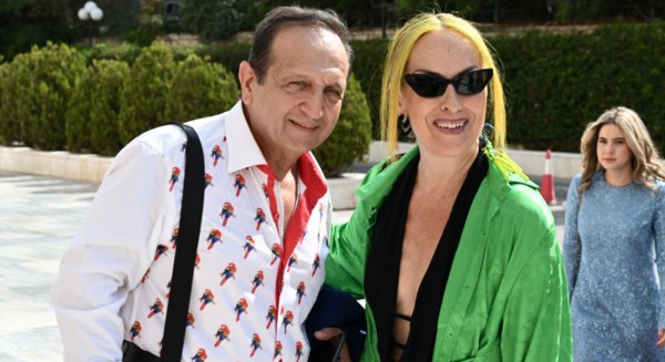 ΣΠΥΡΟΣ ΜΠΙΜΠΙΛΑΣ: Φόρεσε πουκάμισο με παπαγάλους και ορκίστηκε βουλευτής