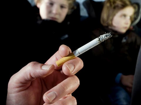 Πρόστιμο σε όσους καπνίζουν μέσα στο αυτοκίνητο