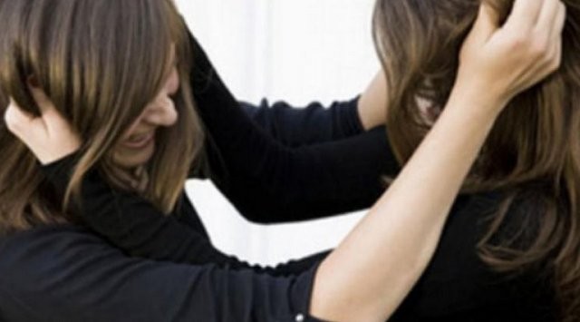 Μάνα και κόρη μαλλιοτραβήχτηκαν και συνελήφθησαν