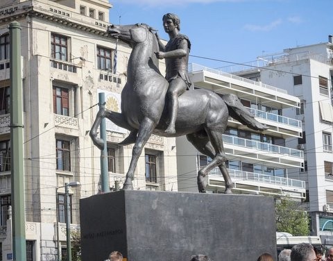 Εγιναν τα αποκαλυπτήρια του ανδριάντα του Μ. Αλεξάνδρου στην Αθήνα