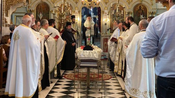 ΙΣΤΙΑΙΑ: Ο Μητροπολίτης Χαλκίδος τέλεσε την εξόδιο ακολουθία του π. Νικολάου Δεληγιάννη