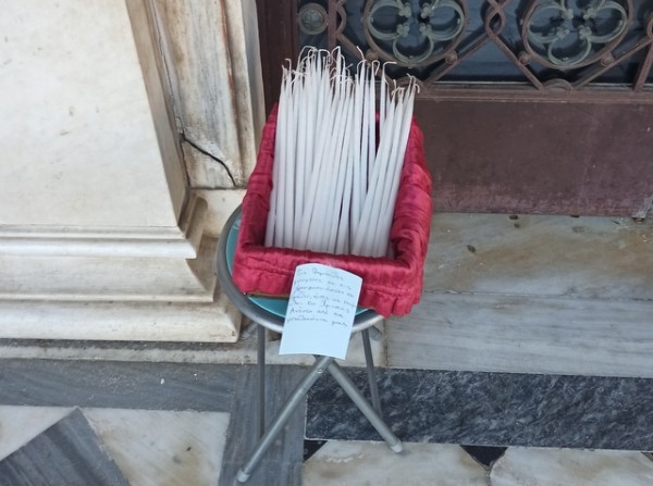 ΧΑΛΚΙΔΑ: Η Ενορία του Αγίου Νικολάου μοιράζει λαμπάδες για την Ανάσταση