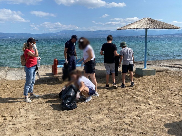 ΧΑΛΚΙΔΑ: Μαθητές του 21ου Δημοτικού Σχολείου καθάρισαν την πλαζ στις Ροδιές