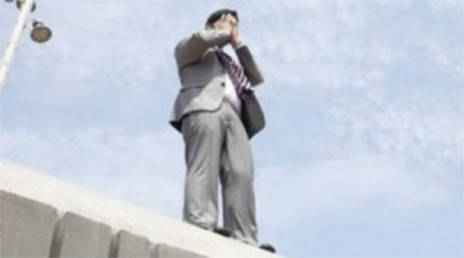 ΧΑΛΚΙΔΑ - ΣΥΜΒΑΙΝΕΙ ΤΩΡΑ: Μεσήλικας απειλεί να πέσει από την ταράτσα