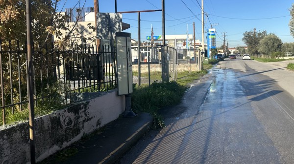 ΔΥΟ ΔΕΝΤΡΑ-ΧΑΛΚΙΔΑ: Ο δρόμος έγινε ρυάκι (VIDEO)