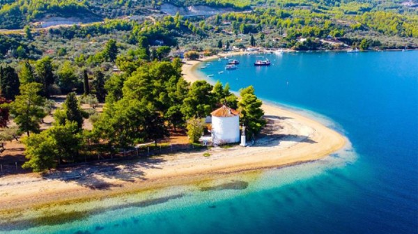 ΓΙΑΛΤΡΑ - ΛΟΥΤΡΑ ΓΙΑΛΤΡΩΝ: Αστείρευτη ομορφιά με το πράσινο να αγγίζει τη θάλασσα