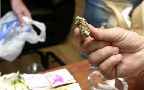 ΑΛΙΒΕΡΙ: Τρεις νέοι πιάστηκαν με χασίς