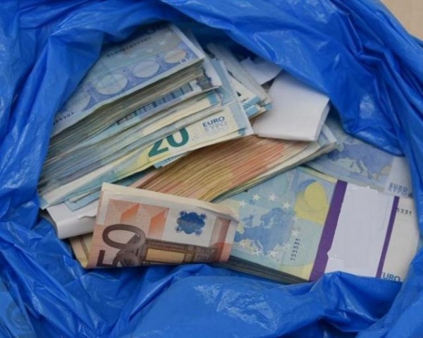 Γιαγιά πήγε για εξετάσεις στο νοσοκομείο και είχε μαζί της σακούλα με 65.000 ευρώ