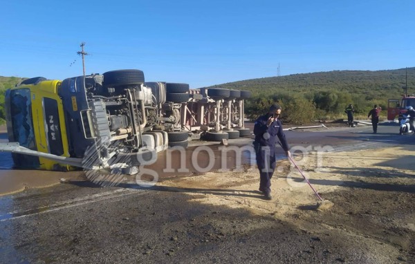 ΑΚΤΗ ΝΗΡΕΩΣ ΑΛΙΒΕΡΙ: Νταλίκα ντελαπάρισε και χύθηκε το λάδι