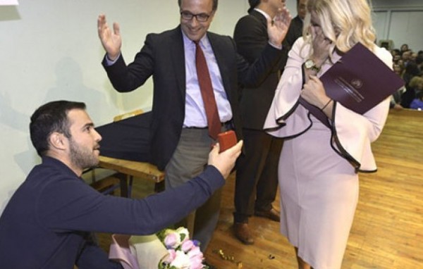 Πήγε να πάρει το πτυχίο της και έφυγε με δαχτυλίδι αρραβώνα