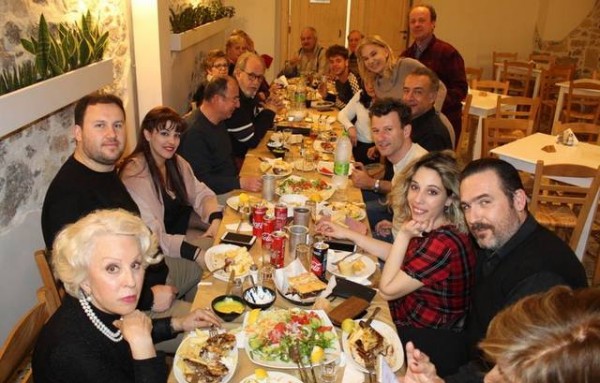 ΧΑΛΚΙΔΑ: Μετά την παράσταση χαλάρωσαν με μεζέδες και κρασάκι
