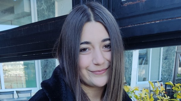 Η Σία λατρεύει τις σέλφι φωτογραφίες και την επεξεργασία τους