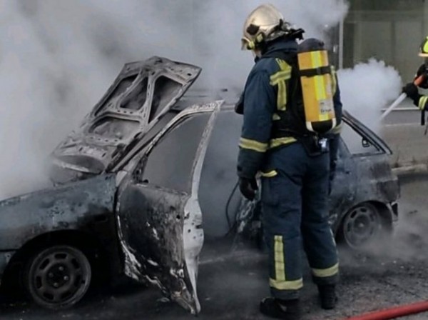 ΟΙΝΟΦΥΤΑ: Αυτοκίνητο τυλίχθηκε στις φλόγες
