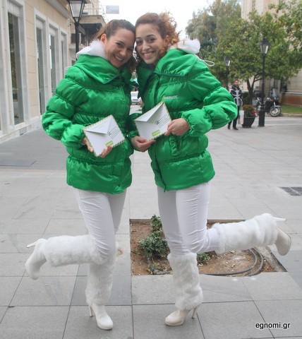 Ντυμένες στα πράσινα μοίραζαν γράμματα στους περαστικούς