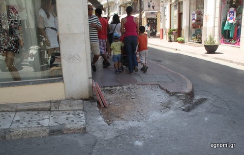Επισκευάζουν το γλιστερό πεζοδρόμιο