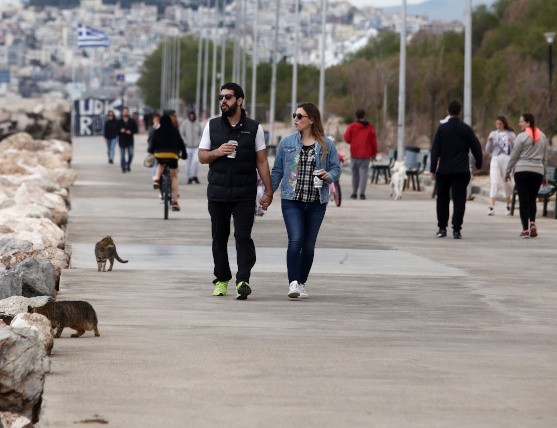 ΚΟΡΩΝΟΪΟΣ: Βγήκαν για περίπατο και τα μέτρα πήγαν ...περίπατο