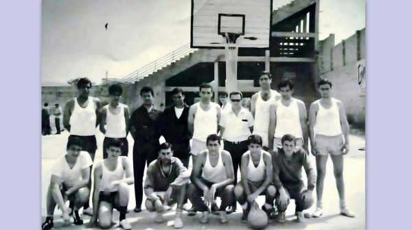 ΡΕΤΡΟ: Οι πρωτοπόροι του μπάσκετ στη Χαλκίδα- Μια σπάνια φωτογραφία από το 1965-1966