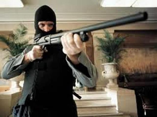 Μπούκαραν στο ξενοδοχείο με καραμπίνα