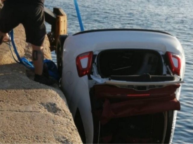Βουτιά θανάτου για οδηγό αυτοκινήτου μέσα στη θάλασσα
